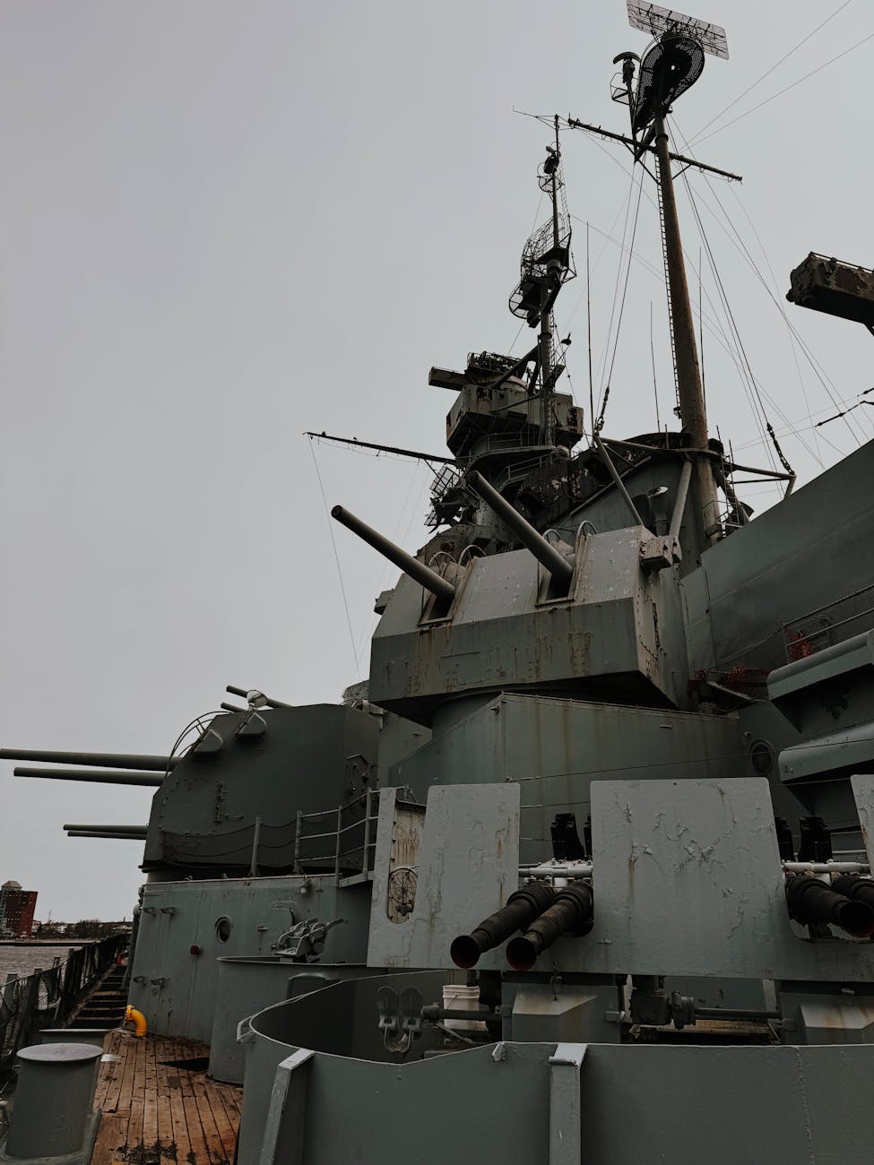 anti aircraft guns of the museum ship